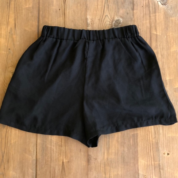 Black shorts, zipper pockets - Picture 2 of 3